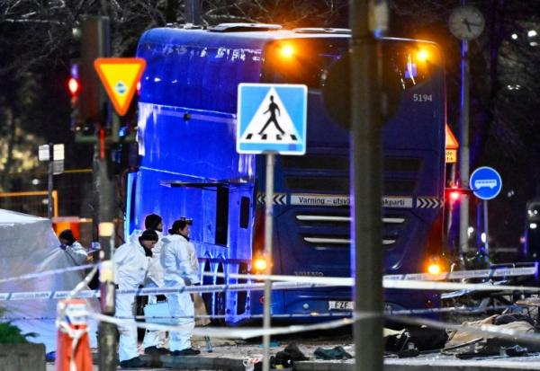 La police scientifique suédoise sur les lieux où un bus a percuté des piétons dans le quartier d'Östermalm à Stockholm, en Suède, le 14 novembre 2025 