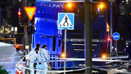 La police scientifique suédoise sur les lieux où un bus a percuté des piétons dans le quartier d'Östermalm à Stockholm, en Suède, le 14 novembre 2025 