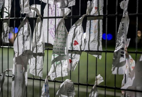 Des messages sont accrochés à la clôture du stade de football de Lutry en Suisse, le 8 janvier 2026, en mémoire des victimes de l'incendie mortel du réveillon du Nouvel An à Crans-Montana