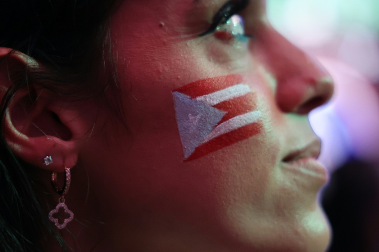 Une fan regarde la retransmission du spectacle de Bad Bunny, le 8 février 2026 à San Juan, à Porto Rico