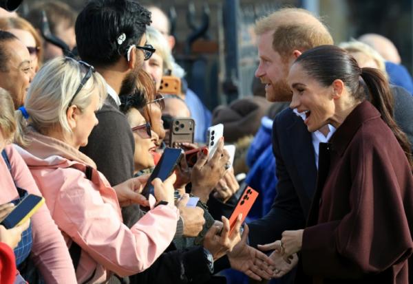 Le prince Harry et son épouse Meghan, duc et duchesse de Sussex, lors d’une visite au 'Himmah Hub", un groupe d’action communautaire luttant contre la précarité alimentaire, le 15 octobre 2026 à Nottingham, dans le centre de l’Angleterre