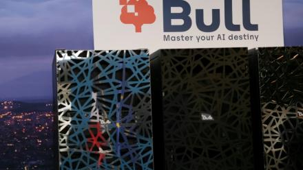 Logo de Bull au-dessus des armoires de supercalculateurs sur le site de la société informatique aux Clayes-sous-Bois, le 3 avril 2026 dans les Yvelines