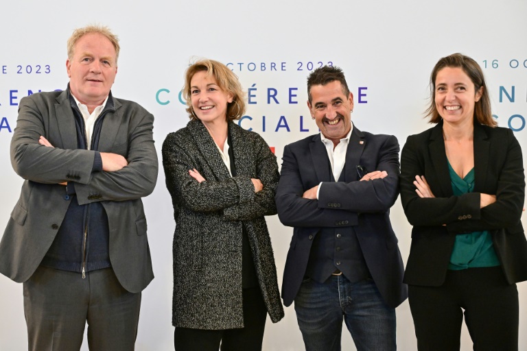 François Hommeril (CFE-CGC), Marylise Léon (CFDT), Frédéric Souillot (FO) et Sophie Binet (CGT) posent le 16 octobre 2023 à Paris