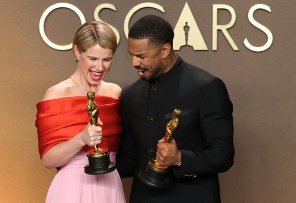 L'Irlandaise Jessie Buckley, lauréate de l'Oscar de la meilleure actrice pour "Hamnet", pose avec l'Américain Michael B. Jordan, meilleur acteur pour "Sinners", lors de la 98e cérémonie des Oscars à Hollywood le 15 mars 2026