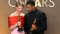 L'Irlandaise Jessie Buckley, lauréate de l'Oscar de la meilleure actrice pour "Hamnet", pose avec l'Américain Michael B. Jordan, meilleur acteur pour "Sinners", lors de la 98e cérémonie des Oscars à Hollywood le 15 mars 2026
