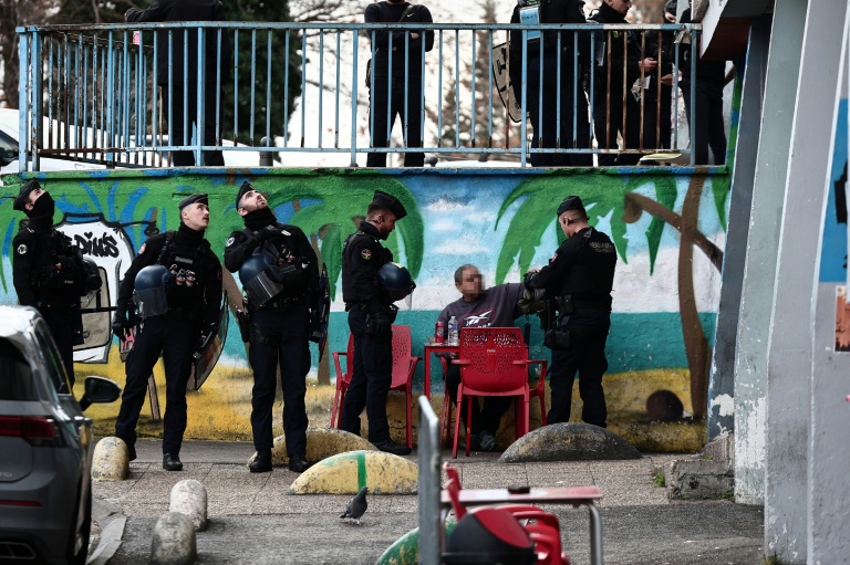 Des gendarmes à la recherche d'un suspect dans la cité des Olivier à Marseille, le 9 décembre 2025 