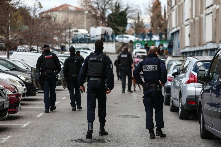 Des policiers de la BST14, brigades spécialisées de terrain, lors d'une opération dans la cité des Olivier à Marseille, le 9 décembre 2025 