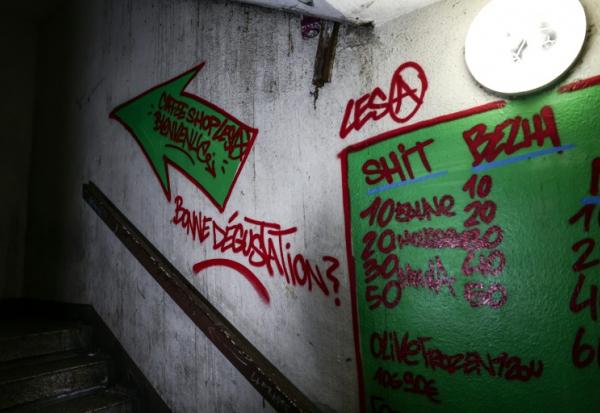 Des tarifs de stupéfiants peints sur le mur d'une cage d'escalier de la Cité des Olivier à Marseille, le 9 décembre 2025 