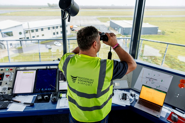 Un contrôleur aérien surveille l'aérodrome de Cochstedt et du centre national d'essais pour les systèmes d'aéronefs sans pilote du Centre aérospatial allemand (DLR), le 8 octobre 2025 dans l'est de l'Allemagne