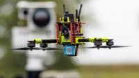 Un drone "chasseur" devant une unité de capteurs mobiles pour la détection de drones au Centre national de test pour les systèmes aériens sans pilote du Centre aérospatial allemand (DLR), lors d'une présentation du programme "Custodian" à Cochstedt, en Allemagne, le 8 octobre 2025