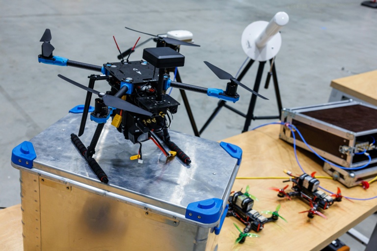 Un drone équipé d'une unité et d'une antenne émettrices permettant de modifier les données de position (spoofing), lors d'une présentation du programme