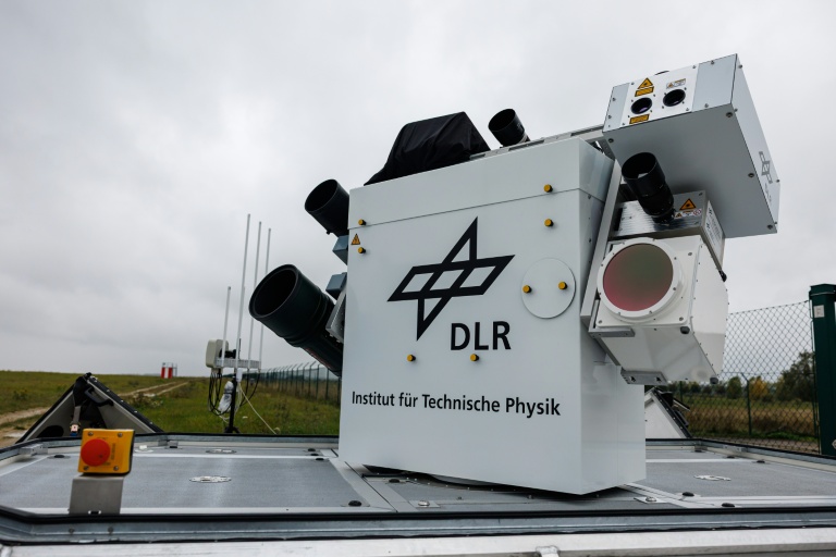 Une unité de capteur mobile pour la détection de drones utilisant divers systèmes de caméras au centre DLR, lors d'une présentation du programme