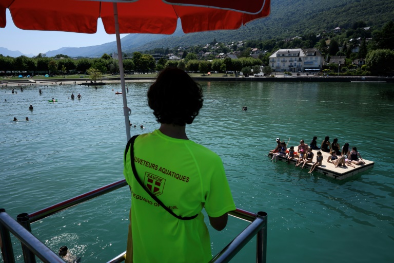 Un sauveteur scrute les eaux du lac du Bourget, en Savoie, le 8 août 2025