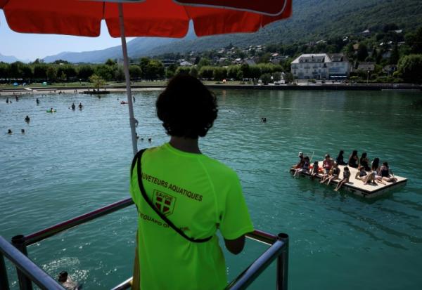 Un sauveteur scrute les eaux du lac du Bourget, en Savoie, le 8 août 2025