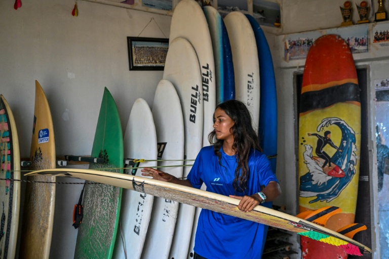 La surfeuse bangladaise Fatima Akhter avant une séance au 