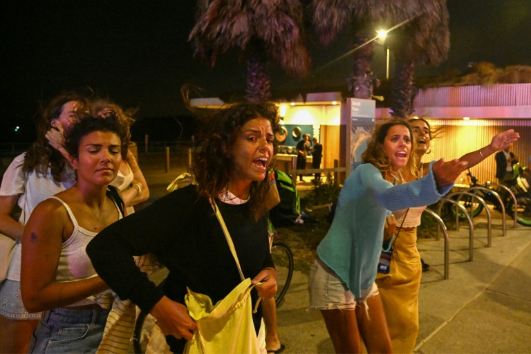 Des jeunes femmes près de la plage de Bondi après l'attaque contre une fête juive sur cette célèbrela plage de Sydney qui a fait onze morts , le 14 décembre 2025
