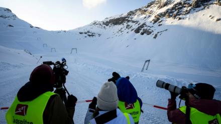 Des journalistes filment et photographient le téléski du Schneefernerkopf lors de son démantèlement à la station de ski de la Zugspitze, près de Garmisch-Partenkirchen, dans le sud de l’Allemagne, le 20 mars 2026 