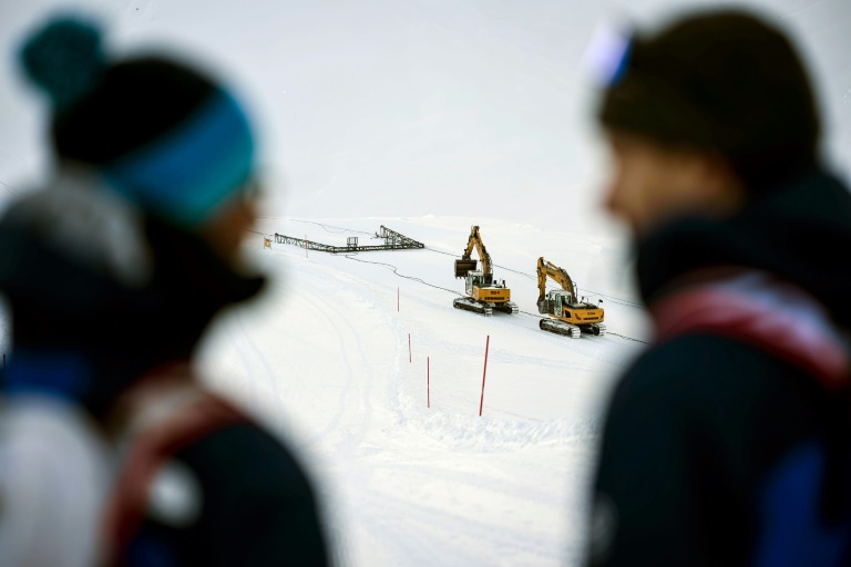 Des personnes observent le démantèlement du téléski du Schneefernerkopf à la station de ski de la Zugspitze, près de Garmisch-Partenkirchen, dans le sud de l’Allemagne, le 20 mars 2026