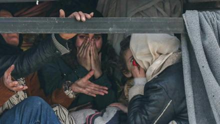 Des civils fuient en camion les quartiers kurdes de la ville d'Alep avant la reprise de bombardements par l'armée syriennne le 8 janvier 2026