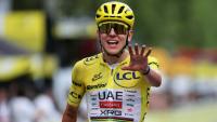 Tadej Pogacar célèbre son cinquième sacre au Tour de France après la 21e étape du Tour de France 2026 sur les Champs-Élysées le 26 juillet 2026