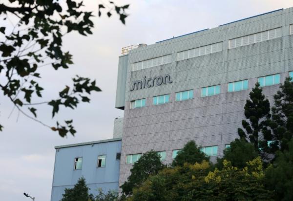 Le logo de Micron sur un bâtiment de l'entreprise à Taoyuan (nord de Taïwan) le 17 septembre 2026