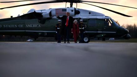 Le président américain Donald Trump en passe de quitter Anchorage en Alaska le 13 octobre après un déplacement de campagne à Wasilla