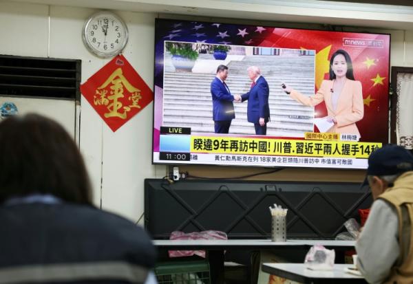 Une télévision diffuse un reportage dans un restaurant de Taipei, le 14 mai 2026, à Taïwan, montrant la rencontre entre le président américain Donald Trump et le président chinois Xi Jinping à Pékin