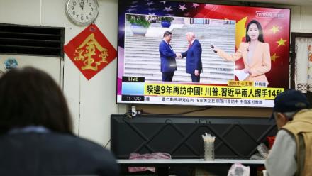 Une télévision diffuse un reportage dans un restaurant de Taipei, le 14 mai 2026, à Taïwan, montrant la rencontre entre le président américain Donald Trump et le président chinois Xi Jinping à Pékin