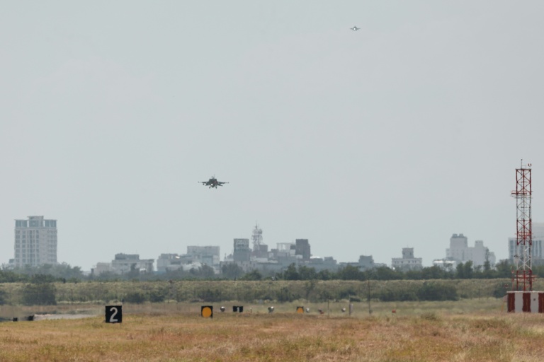 Deux nouveaux chasseurs F-16V  fraîchement acquis arrivent à la base aérienne de Chihhang, à Taitung, à Taïwan,  le 2 octobre 2026