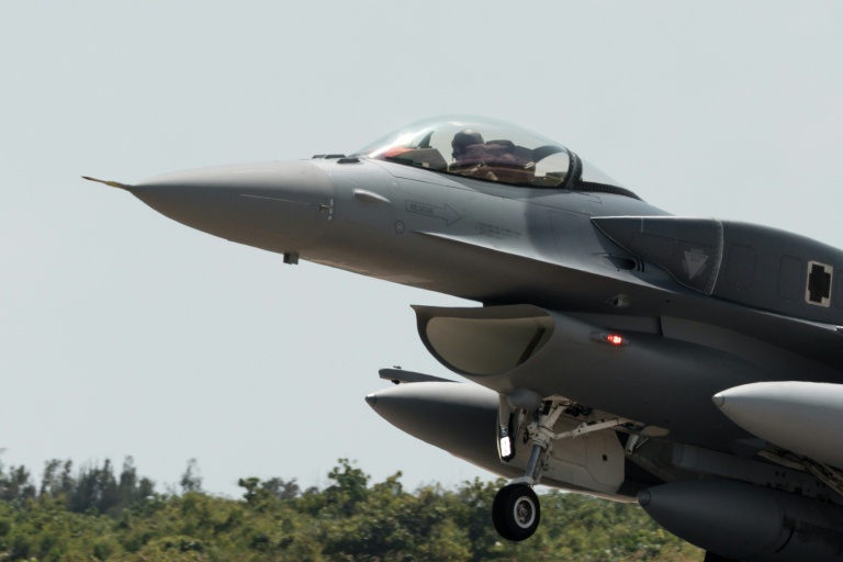 Un chasseur F-16V nouvellement acquis atterrit à la base aérienne de Chihhang, à Taitung, à Taïwan, le 2 octobre 2026