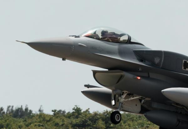 Un chasseur F-16V nouvellement acquis atterrit à la base aérienne de Chihhang, à Taitung, à Taïwan, le 2 octobre 2026