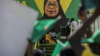 Portrait de la présidente sortante et candidate à la présidentielle en Tanzanie Samia Suluhu Hassan lors d'un meeting à Stone Town (Tanzanie), le 26 octobre 2025