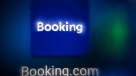 Logo de la plateforme de réservation en ligne Booking.com sur l'écran d'une tablette