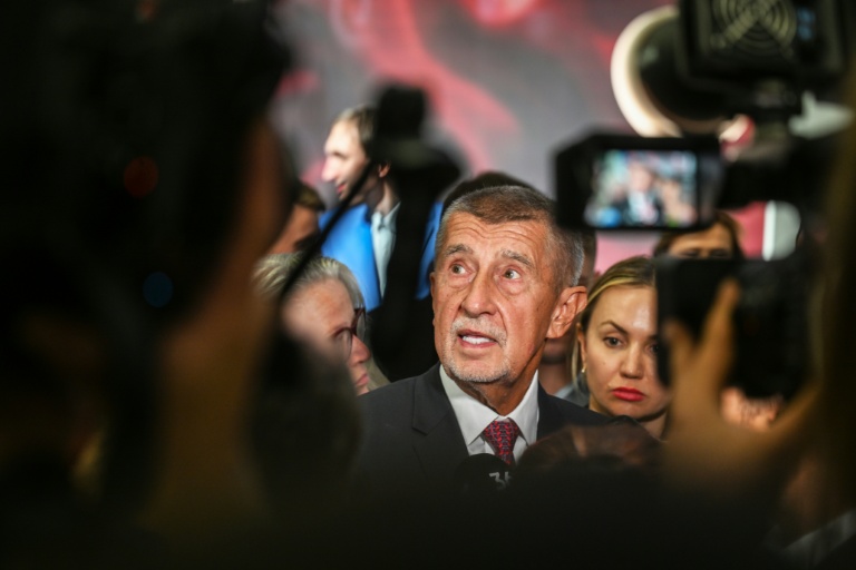 Andrej Babis, le leader du parti ANO, répond aux journalistes lors d'une conférence de presse au siège du parti, à Prague, le 4 octobre 2025