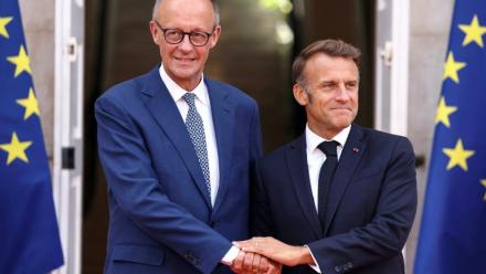 Le chancelier allemand Friedrich Merz et le président français Emmanuel Macron, le 29 août 2025 à Toulon, dans le sud-est de la France