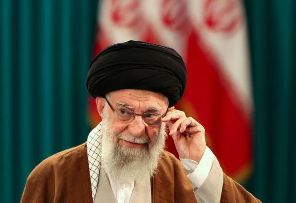 L'ayatollah Ali Khamenei durant une conférence de presse organisée pendant les législatives iraniennes, à Téhéran, le 10 mai 2024