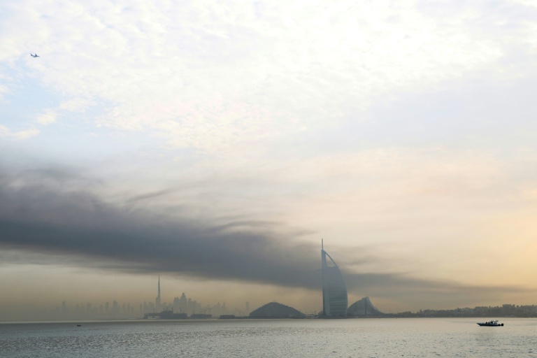 De la fumée au-dessus de Dubaï, le 13 mars 2026 aux Emirats arabes unis