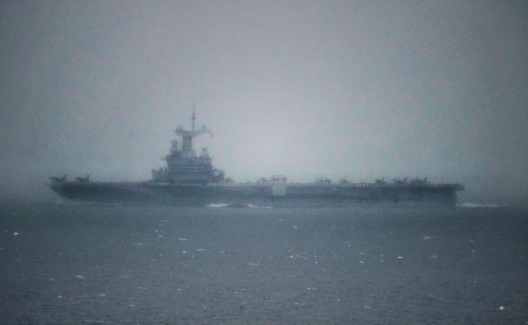 Le porte-avions français Charles-de-Gaulle passe le détroit de Gibraltar, au large des côtes du sud de l'Espagne, à Tarifa, le 6 mars 2026