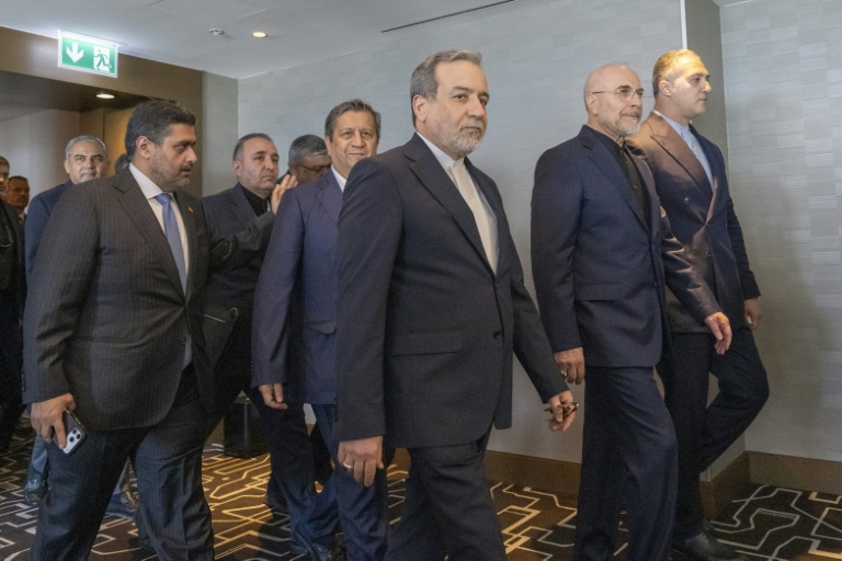 Le ministre iranien des Affaires étrangères iranien Abbas Araghchi (c) et le président du Parlement islamique d'Iran, Mohammed Bagher Ghalibaf (2e d), arrivent pour une réunion quadrilatérale entre les Etats-Unis, l'Iran, le Pakistan et le Qatar au complexe hôtelier de Bürgenstock, le 21 juin 2026 en Suisse