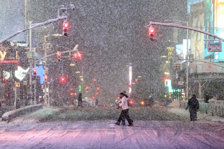 Chute de neige sur Times Square à New York le 22 février 2026 