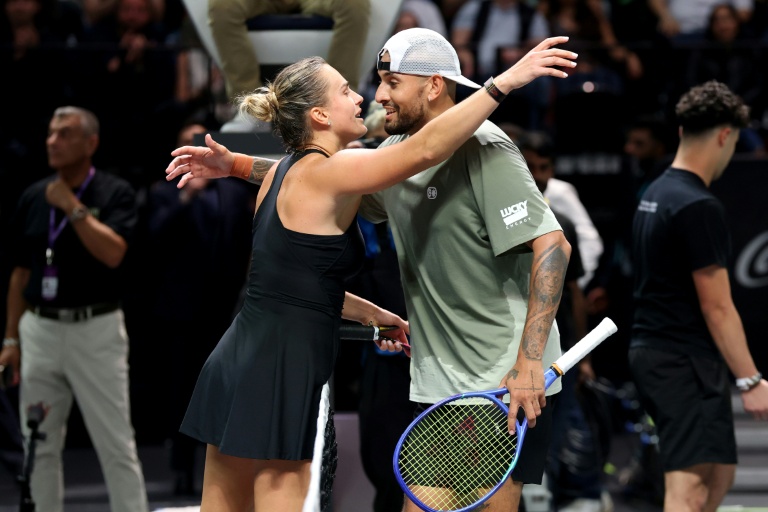 La Bélarussee Aryna Sabalenka et l'Australien Nick Kyrgios à la fin du match exhibition intitulé la 