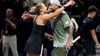 La Bélarussee Aryna Sabalenka et l'Australien Nick Kyrgios à la fin du match exhibition intitulé la "Bataille des sexes" le 28  décembre 2025 à Dubai 
