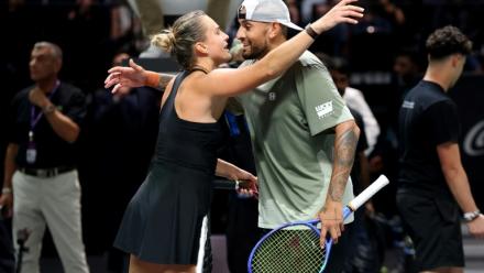 La Bélarussee Aryna Sabalenka et l'Australien Nick Kyrgios à la fin du match exhibition intitulé la "Bataille des sexes" le 28  décembre 2025 à Dubai 
