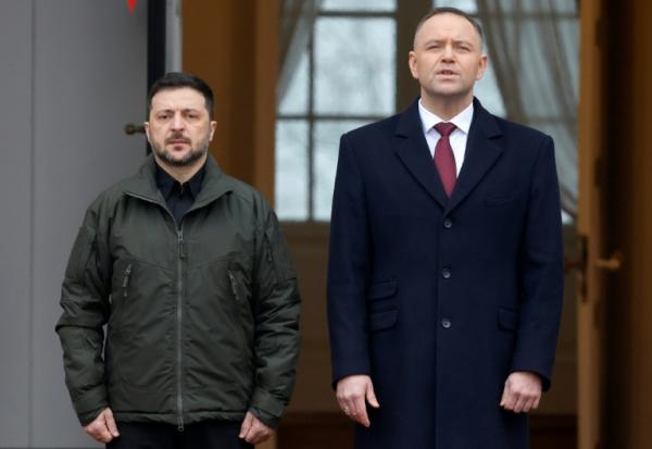 Le président polonais Karol Nawrocki (d) et le président ukrainien Volodymyr Zelensky à Varsovie, le 19 décembre 2025