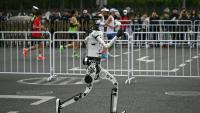 Un robot humanoïde lors du semi-marathon de Yizhuang, dans la banlieue de Pékin, le 19 avril 2026