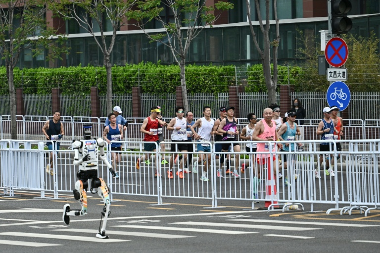 Un robot humanoïde participe au semi-marathon de Yizhuang, dans la banlieue de Pékin, le 19 avril 2026