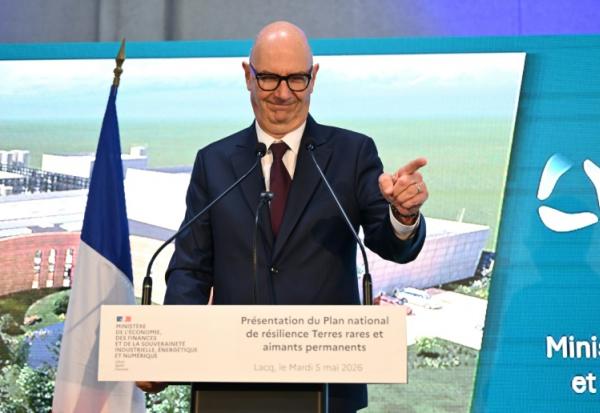 Le ministre de l'Économie et des Finances, Roland Lescure, lors d'une visite du site de l'usine Caremag, spécialisée dans le raffinage de terres rares et le recyclage d'aimants dits permanents, à Lacq, le 5 mai 2026 dans les Pyrénées-Atlantiques