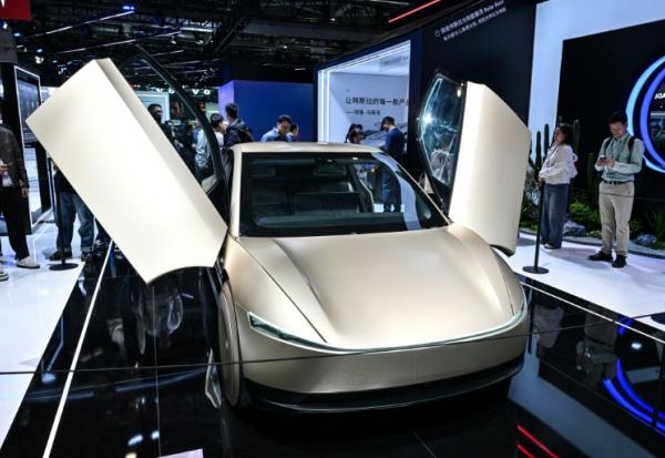 Un Cybercab sur le stand Tesla à Shanghai, le 6 novembre 2025 en Chine