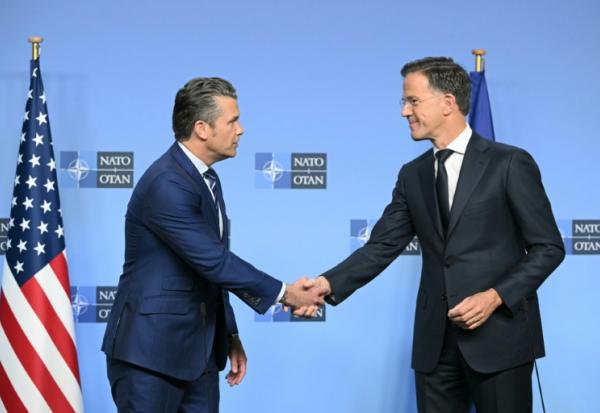 Le secrétaire américain à la Défense, Pete Hegseth (g) et secrétaire général de l'Otan, Mark Rutte, avant un sommet des ministres de la Défense de l'Otan à Bruxelles, le 15 octobre 2025