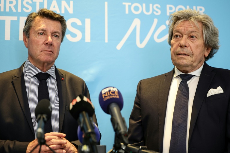 Le maire de Nice, Christian Estrosi (Horizons et Les Républicains), au côté de son avocat Gérard Baudoux (d), en conférence de presse, le 12 mars 2026 à Nice